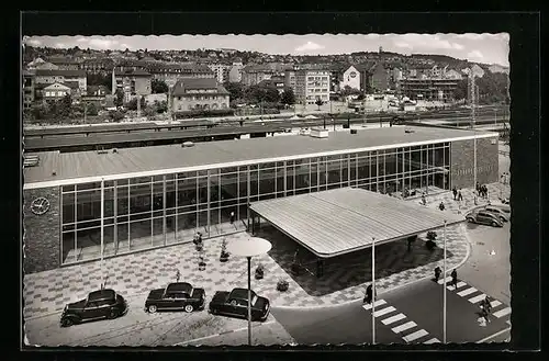 AK Pforzheim, Bahnhof mit Vordach und Blick auf die Stadt aus der Vogelschau