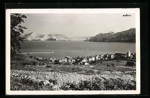 AK Baska, Ortsansicht mit Uferpartie