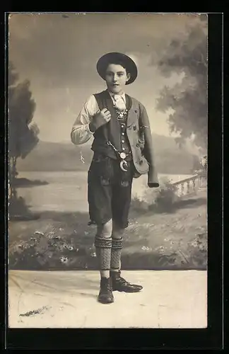 Foto-AK Junger Mann in Tracht in einer Studiokulisse