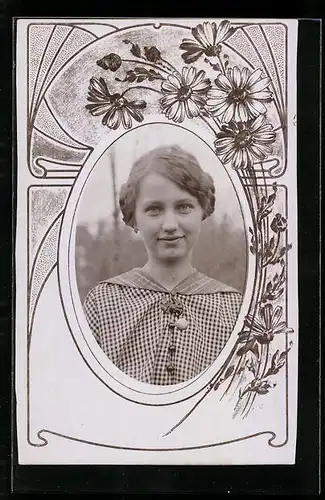 Foto-AK Hübsche junge Dame im karierten Kleid