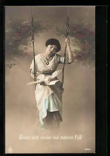 AK Setzt sich nieder auf meinen Fuss, Dame sitzt in einer Schaukel mit Brieftaube