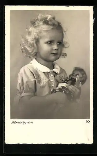 AK Blondköpfchen mit Puppe