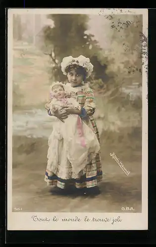 AK Tout le monde le trouse joli, Mädchen mit Puppe