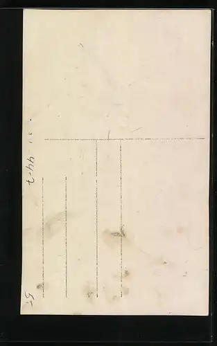 Foto-AK Mädchen steht mit ihrer Puppe auf einem Stuhl