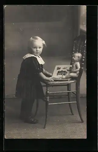 AK Blondes Mädchen mit Puppe auf dem Stuhl