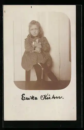 AK Klein Erika Kühn in gestreiften Kleidchen mit Puppe