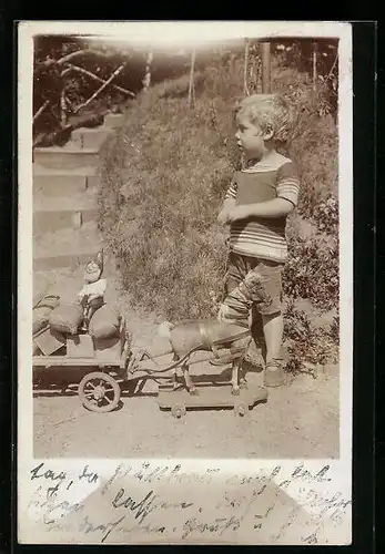 Foto-AK Kleiner Bub mit seinem kleinen Reitgespann