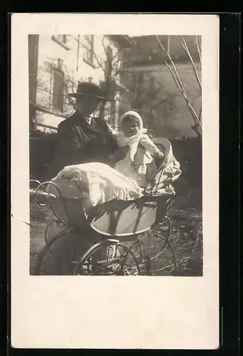 Foto-AK Mutter hebt ihr Kind aus dem Kinderwagen