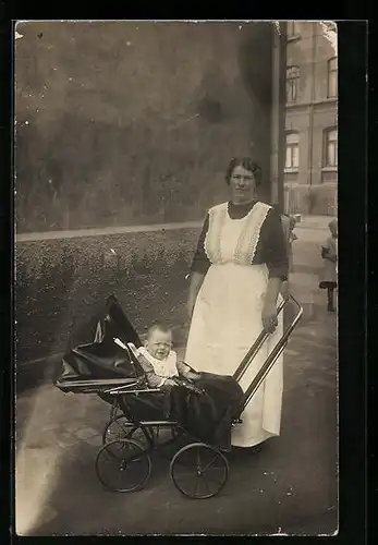 Foto-AK Mutter mit ihrem Kind im Kinderwagen