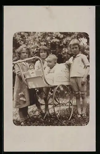Foto-AK Kleinkind im Kinderwagen von Kindern umringt