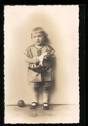 Foto-AK Kindchen mit Spielzeugpferd auf Rollen