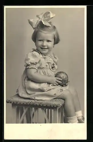 Foto-AK Mädchen im Kleidchen mit Blumen drauf und Spielball