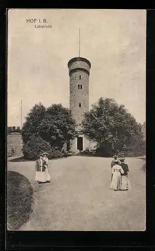 AK Hof i. B., Labyrinth, Spaziergänger am Aussichtsturm