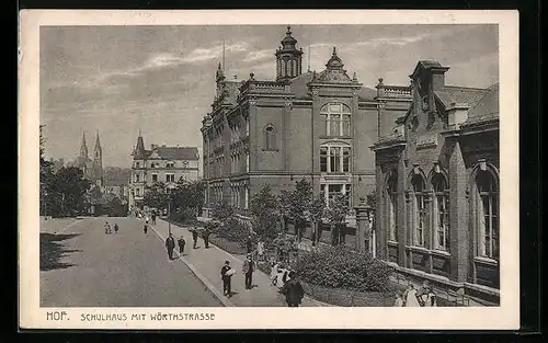 AK Hof, Schulhaus mit Wörthstrasse und Passanten