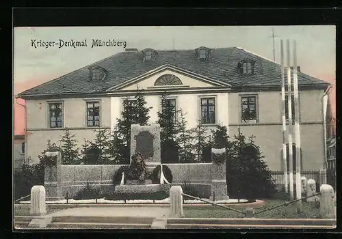 AK Münchberg, Kriegerdenkmal mit steinernem Löwen und Kränzen