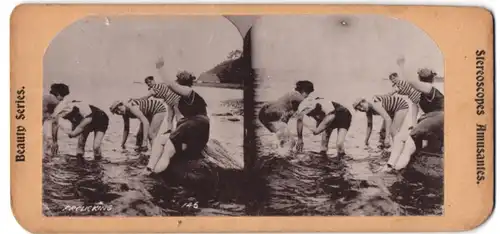 Stereo-Fotografie Frauen in Bademode beim Planschen im Knietiefen Wasser, Frolicking