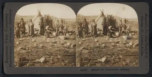 Stereo-Fotografie Keystone View Co., London, Ansicht Grönland, Eskimos / Inuits vor ihren Sommerzelten