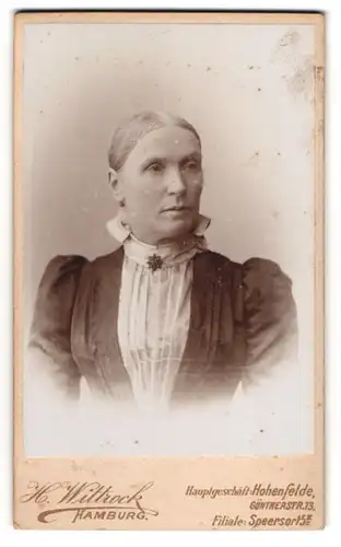Fotografie H. Wittrock, Hamburg-Hohenfelde, Güntherstr. 73, Ältere Dame im Kleid mit Kragenbrosche
