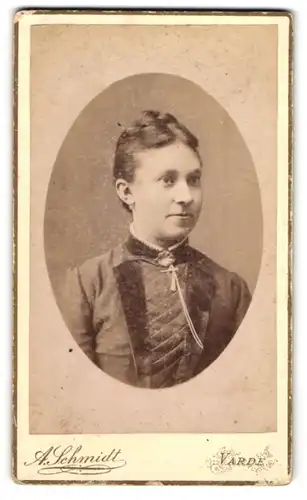 Fotografie A. Schmidt, Varde, Junge Dame mit hochgestecktem Haar und Kragenbrosche