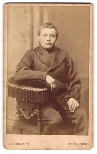 Fotografie H. Schumann, Flensburg, Holm 1, Junger Herr in modischer Kleidung