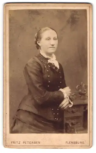 Fotografie Fritz Petersen, Flensburg, Friesische-Str. 2, Junge Dame in modischer Kleidung