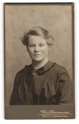 Fotografie Chr. Schwennesen, Tondern, Westerstrasse, Junge Dame mit einem Medaillon