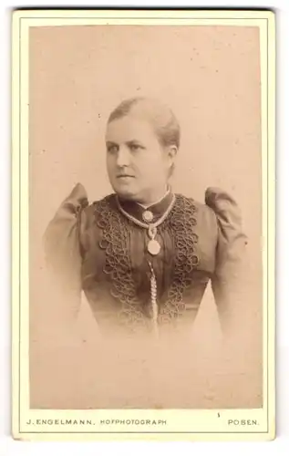 Fotografie J. Engelmann, Posen, Wilhelm-Str. 8, Bürgerliche Dame mit Kragenbrosche und Amulett