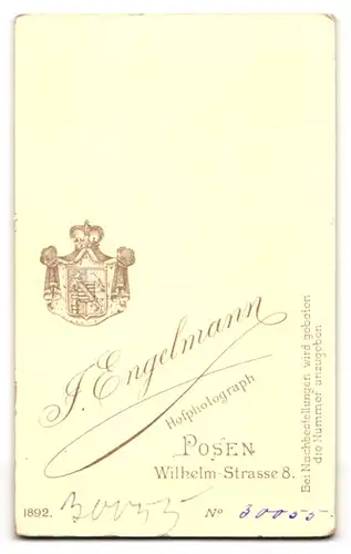 Fotografie J. Engelmann, Posen, Wilhelm-Str. 8, Bürgerliche Dame mit Kragenbrosche und Amulett