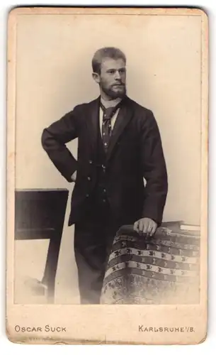 Fotografie Oscar Suck, Karlsruhe i. B., Kaiserstr. 223, Junger Herr im Anzug mit Krawatte