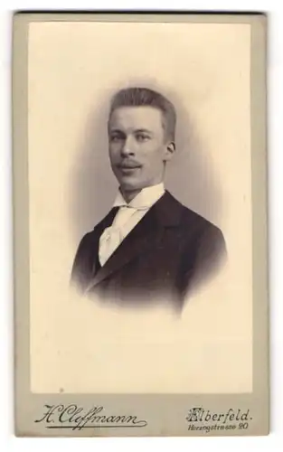 Fotografie H. Cleffmann, Elberfeld, Herzogstr. 20, Junger Herr im Anzug mit Krawatte