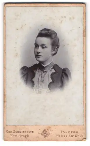 Fotografie Chr. Schwennesen, Tondern, Wester-Str. 96, Junge Dame in modischer Kleidung