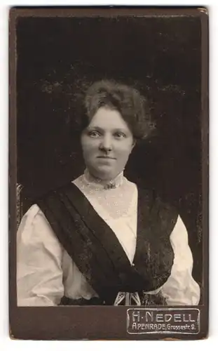 Fotografie H. Nedell, Apenrade, Grosse-Str. 9, Junge Dame in zeitgenössischer Kleidung