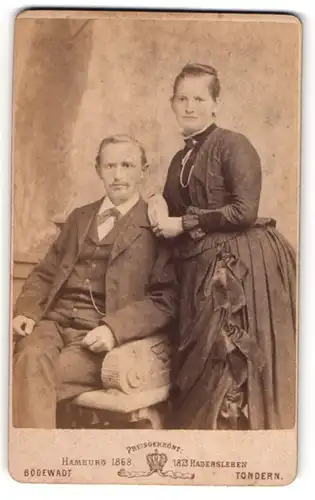 Fotografie Jacob A. Bödewadt, Tondern, Junges Paar in zeitgenössischer Kleidung