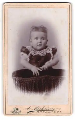 Fotografie A. Michelsen, Bredstedt, Kleines Kind im Spitzenkleid
