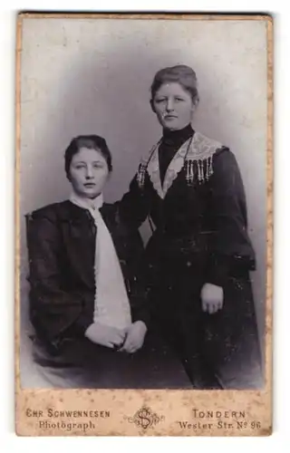 Fotografie Chr. Schwennesen, Tondern, Wester-Str. 96, Zwei Damen in zeitgenössischer Kleidung