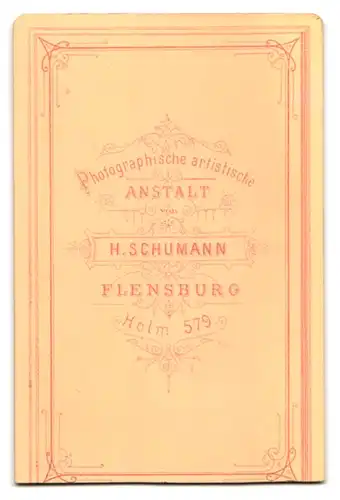 Fotografie H. Schumann, Flensburg, Holm 579, Elegant gekleideter Herr mit Schnauzbart