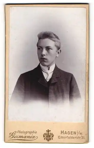 Fotografie Atelier Germania, Hagen i. W., Elberfelderstr. 31, Junger Herr im Anzug mit Krawatte