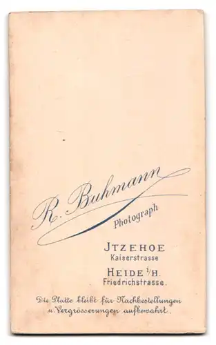 Fotografie R. Buhmann, Itzehoe, Kaiserstrasse, Junge Daem im Kleid mit Kragenbrosche