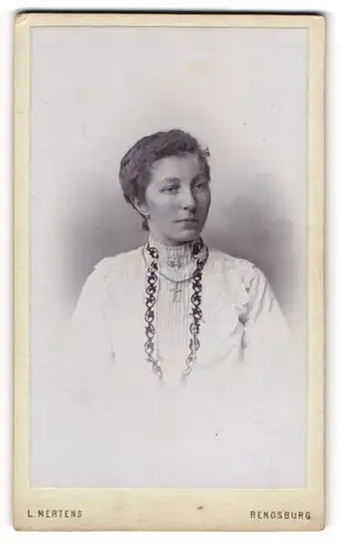 Fotografie Ludwig Mertens, Rendsburg, Junge Dame im Kleid mit Kreuzkette