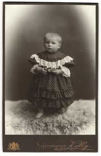 Fotografie Kolby, Chemnitz, Friedrich Auguststrasse 9, Kindchen im gepunktetem Kleidchen