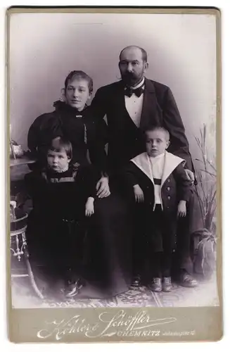 Fotografie Köhler & Schöffler, Chemnitz, Johannisplatz 16, Familie im Sonntagsstaat