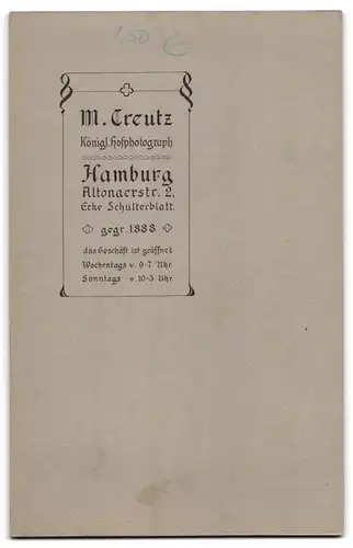 Fotografie M. Creutz, Hamburg, Altonaerstrasse 2, Bürgerliches Paar mit Zylinder und Federhut