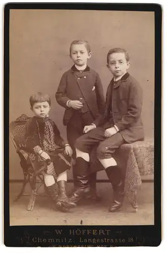 Fotografie W. Höffert, Chemnitz, Langestrasse 18, Drei Geschwister in feinen Kleidern, eins mit Brille