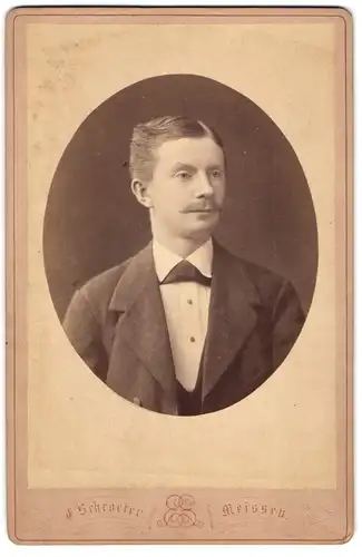 Fotografie E. Schroeter, Meissen, Obergasse 597, Bürgerlicher Herr mit pomadisiertem Haar und Schnauzer