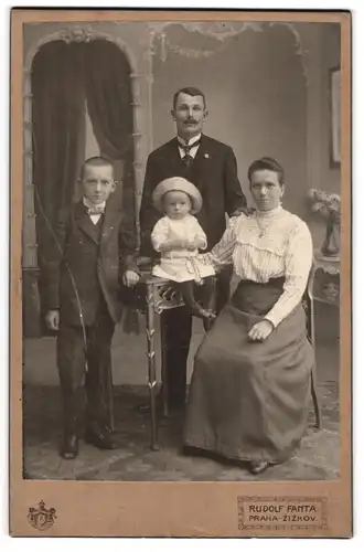 Fotografie Rudolf Fanta, Praha, Podebradova tr. c. 22, Bürgerliche Familie im Sonntagsstaat