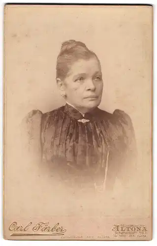 Fotografie Carl Färber, Altona, Schulterblatt 59b, Frau mit strenger Frisur im hübschen Kleid