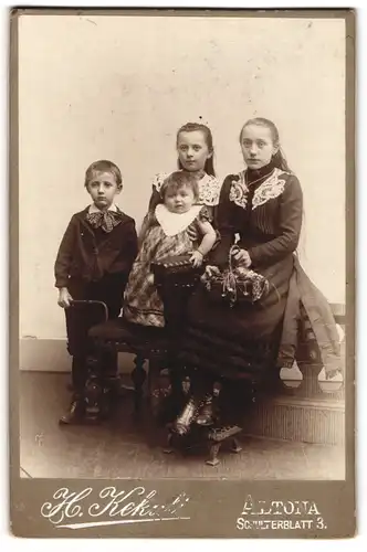 Fotografie H. Kekuli, Altona, Schulterblatt 3, Vier Geschwister in hübschen Kleidern