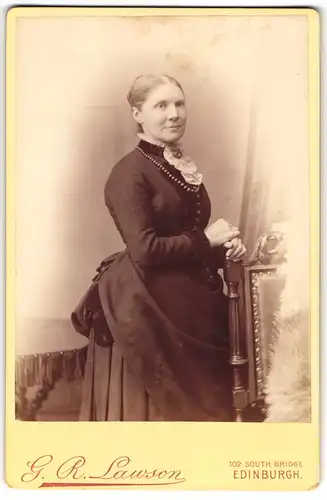 Fotografie G. R. Lawson, Edinburgh, 102 South Bridge, Frau im besten Alter im schlichten Kleid