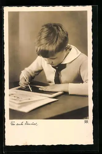 AK Junge an der Schultafel zum Schulanfang