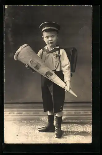 Foto-AK Kleiner Junge mit Schultüte zum Schulanfang